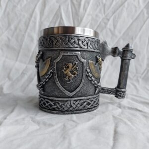 Hrnek lev v erbu sekera